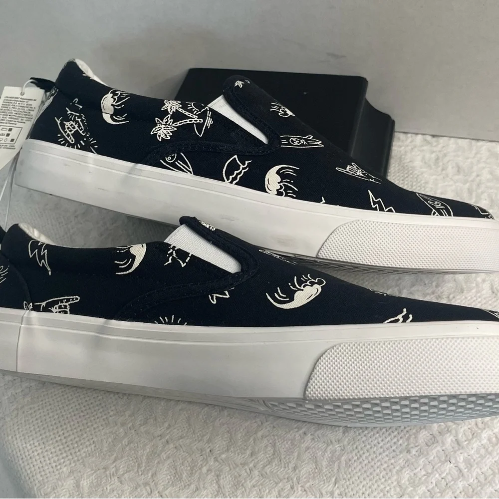 Old Navy Black and White Slip-On Shoes~ Size 5~‎ Summertime